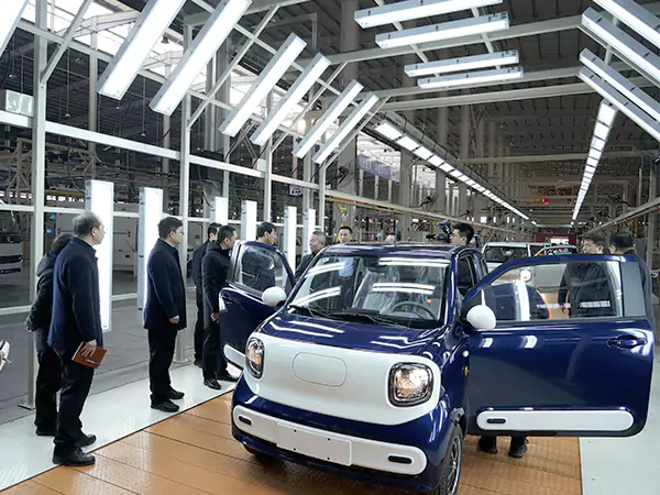 Il leader è venuto a ispezionare la nostra fabbrica